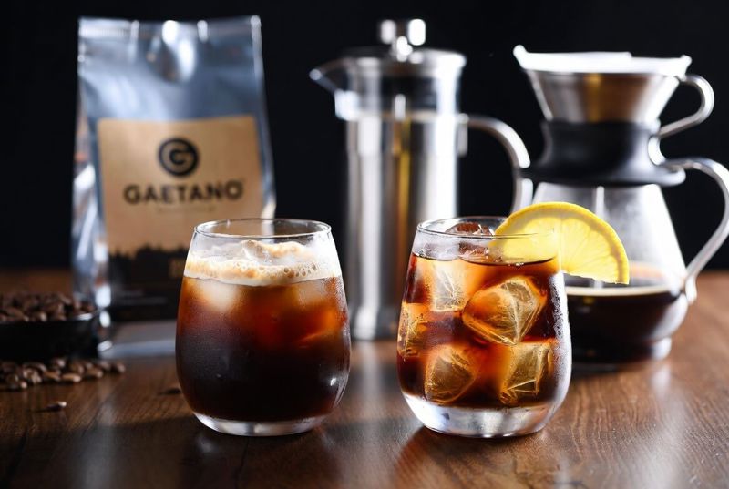Cold Brew vs Iced Coffee: Velké srovnání 2026 – Rozdíly, recepty, chuť & který vybrat