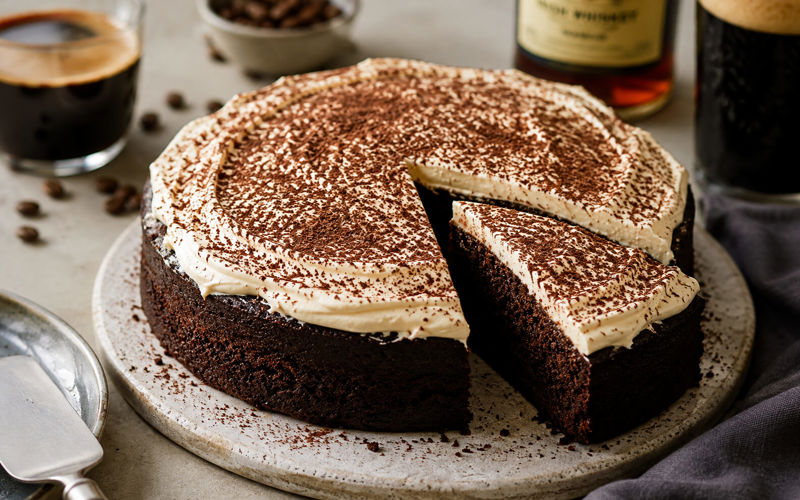 Irish Coffee Cake – recept na vláčný dort s kávou, whiskey a jemným krémem