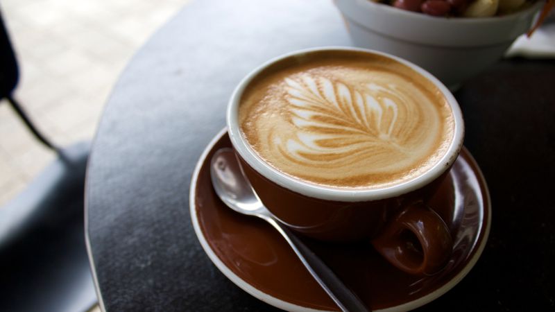Flat White: Historie a původ tohoto oblíbeného nápoje